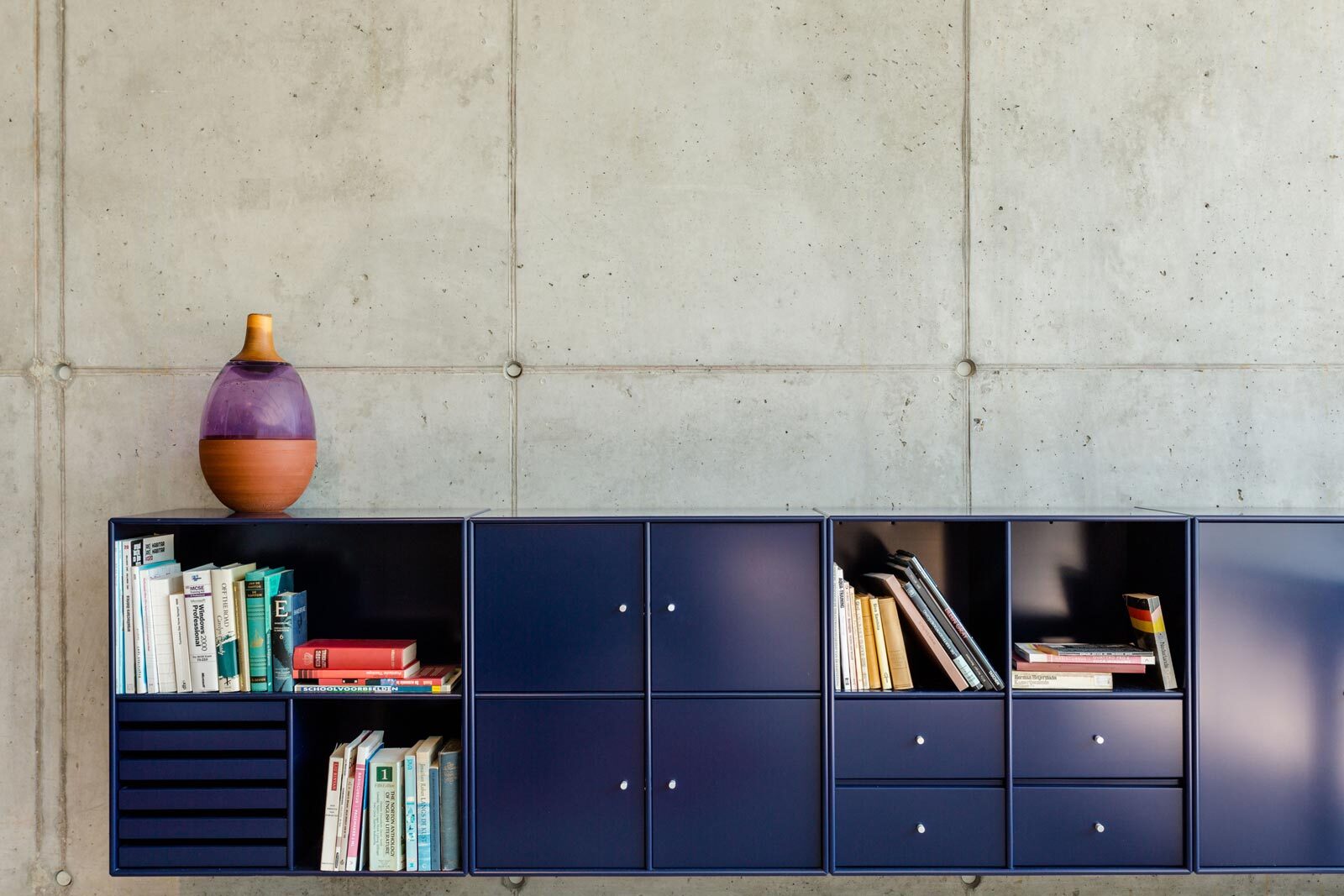 Betonnen wand met blauwe kast
