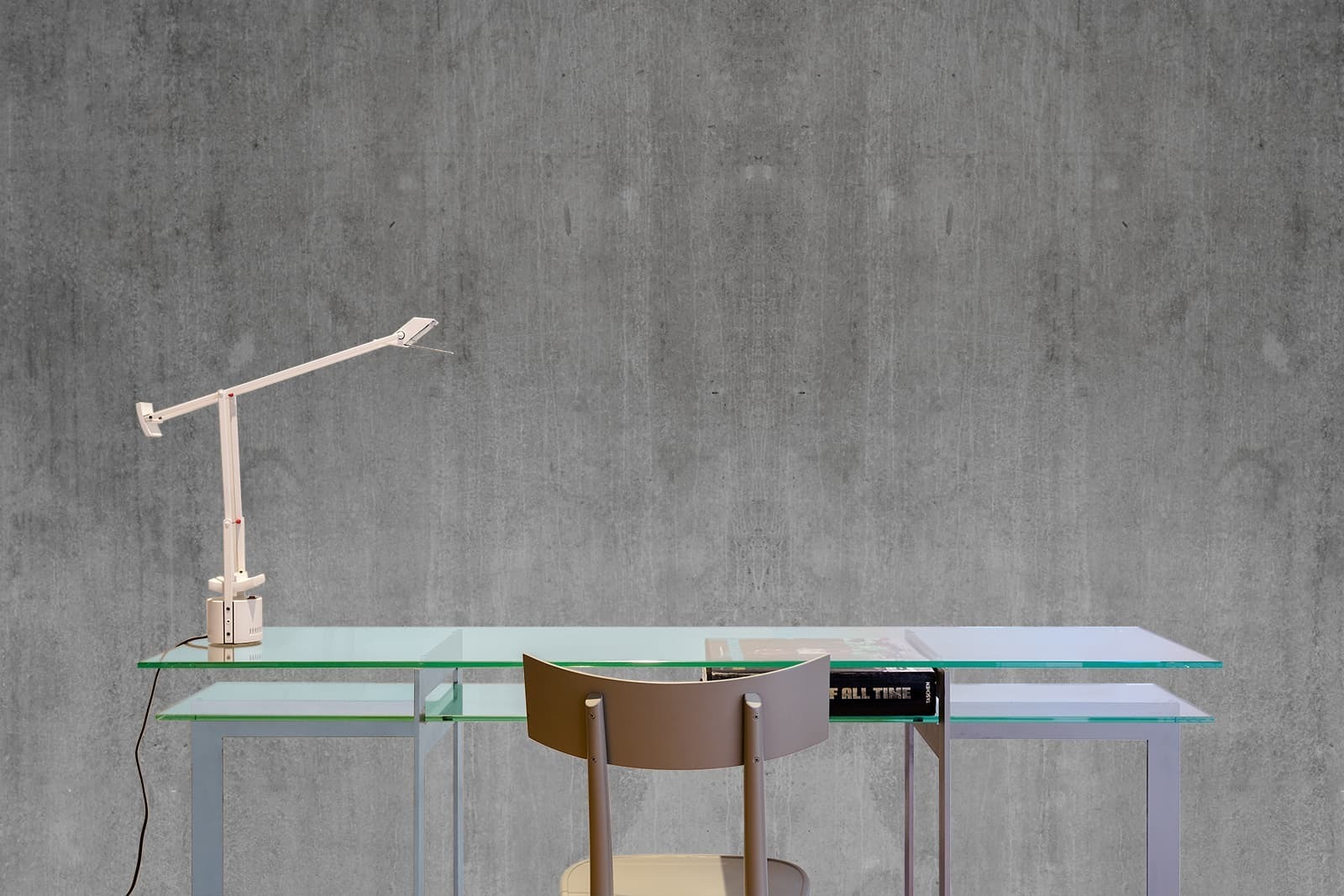 Betonnen wand met glazen bureau