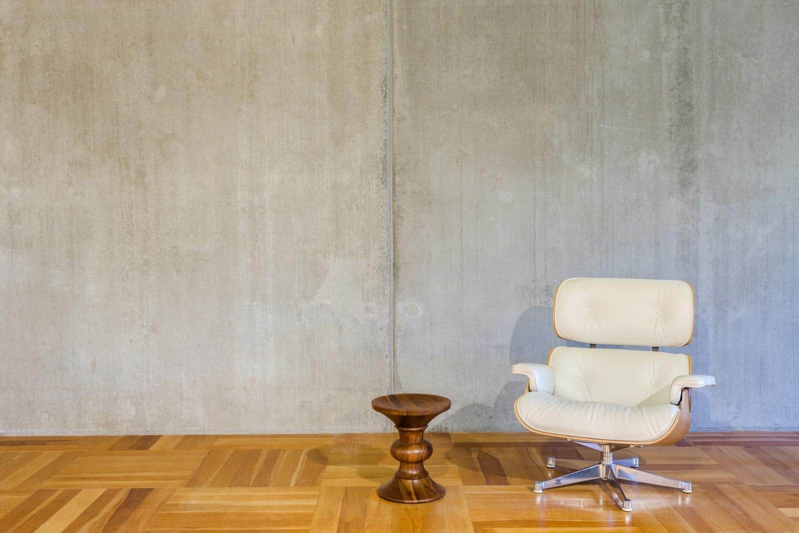 Betonnen wand met meubulair