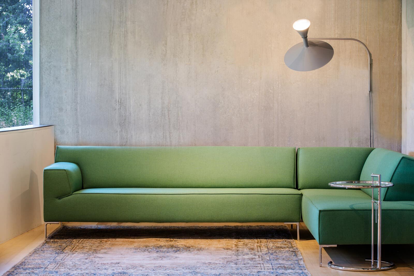 Betonnen wand met raam en hoekbank