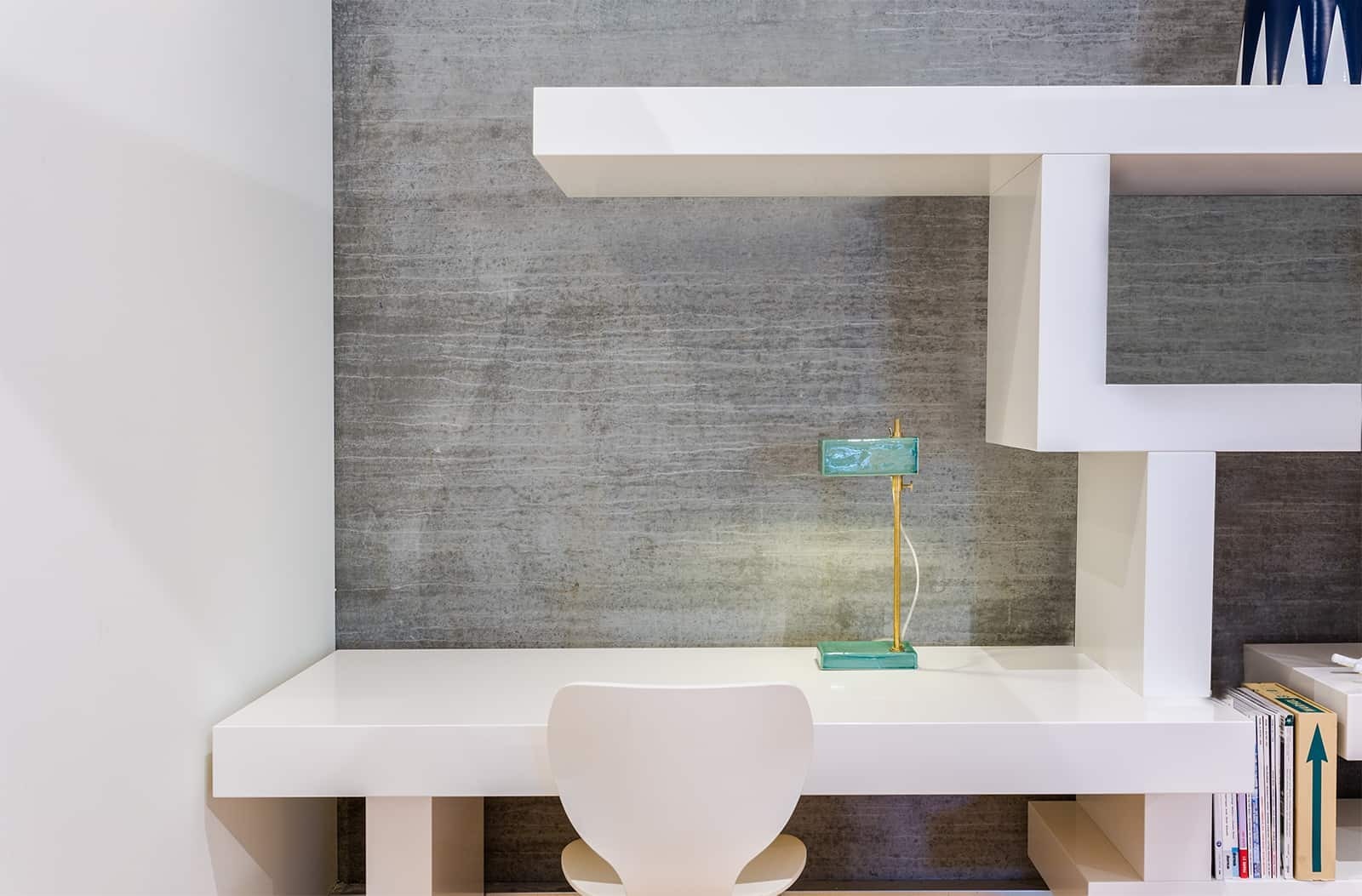 Betonnen wand wit bureau met kast