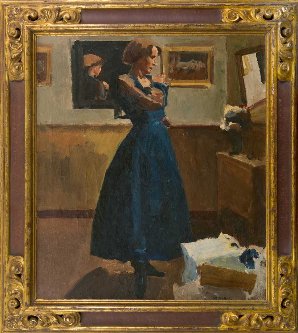 Kees Maks: Vrouw in blauwe jurk staand voor de spiegel (in lijst)