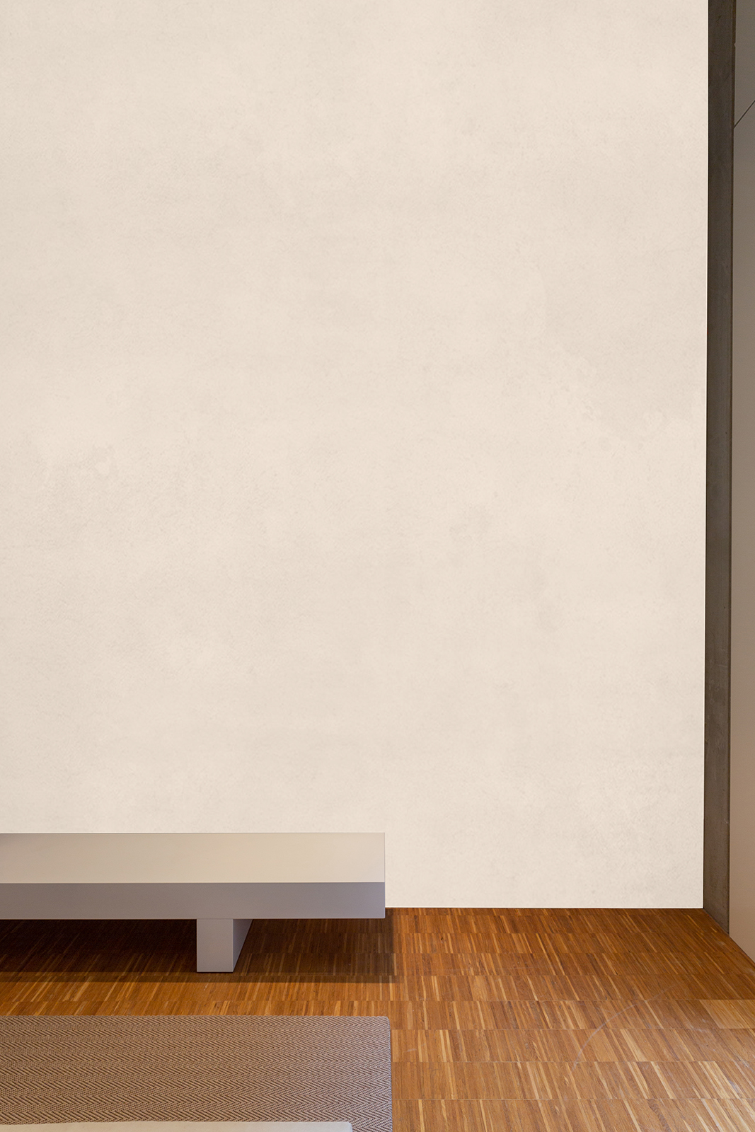 Staande afbeelding Witte wand hoek wit bankje