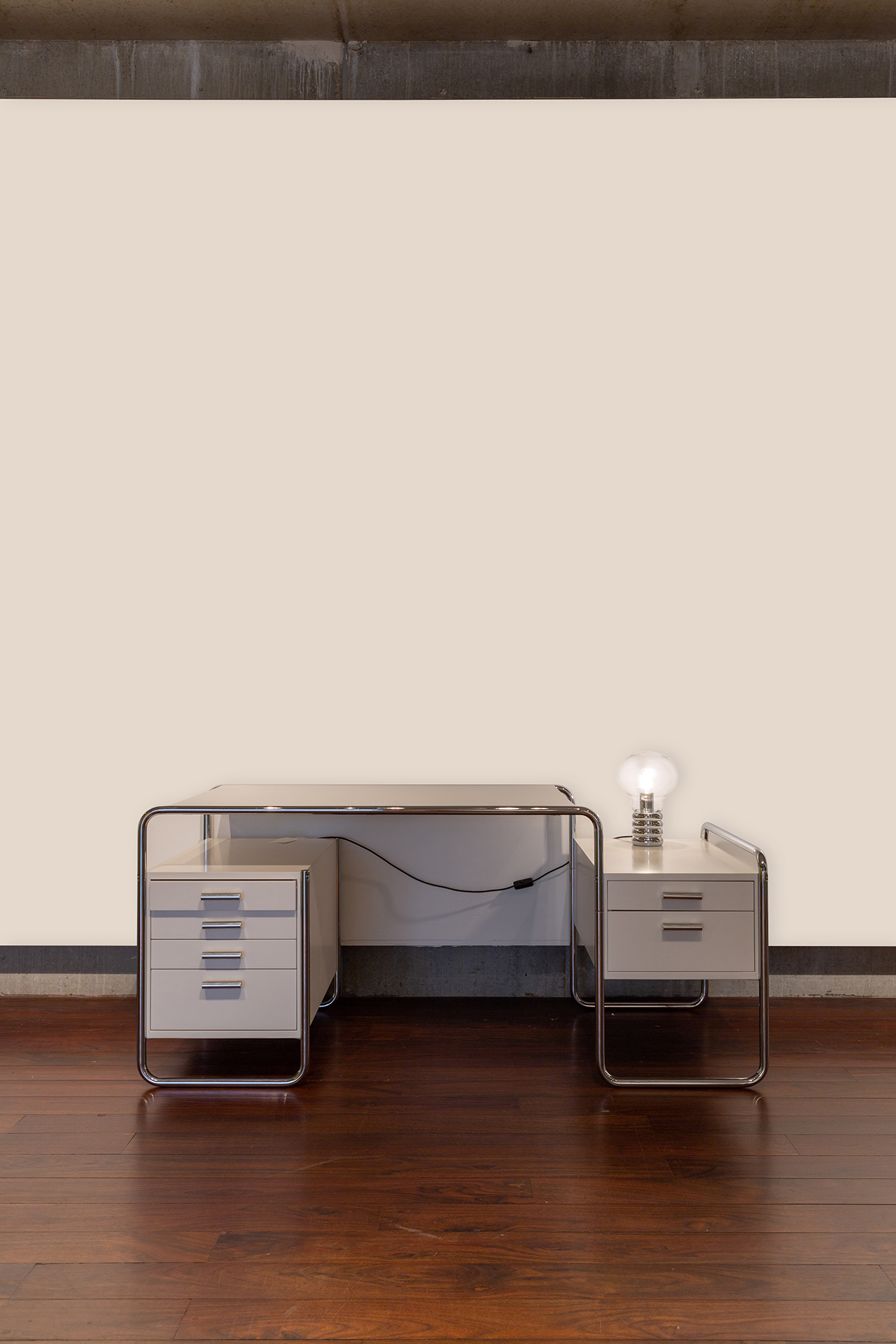Staande afbeelding Witte wand met bureau