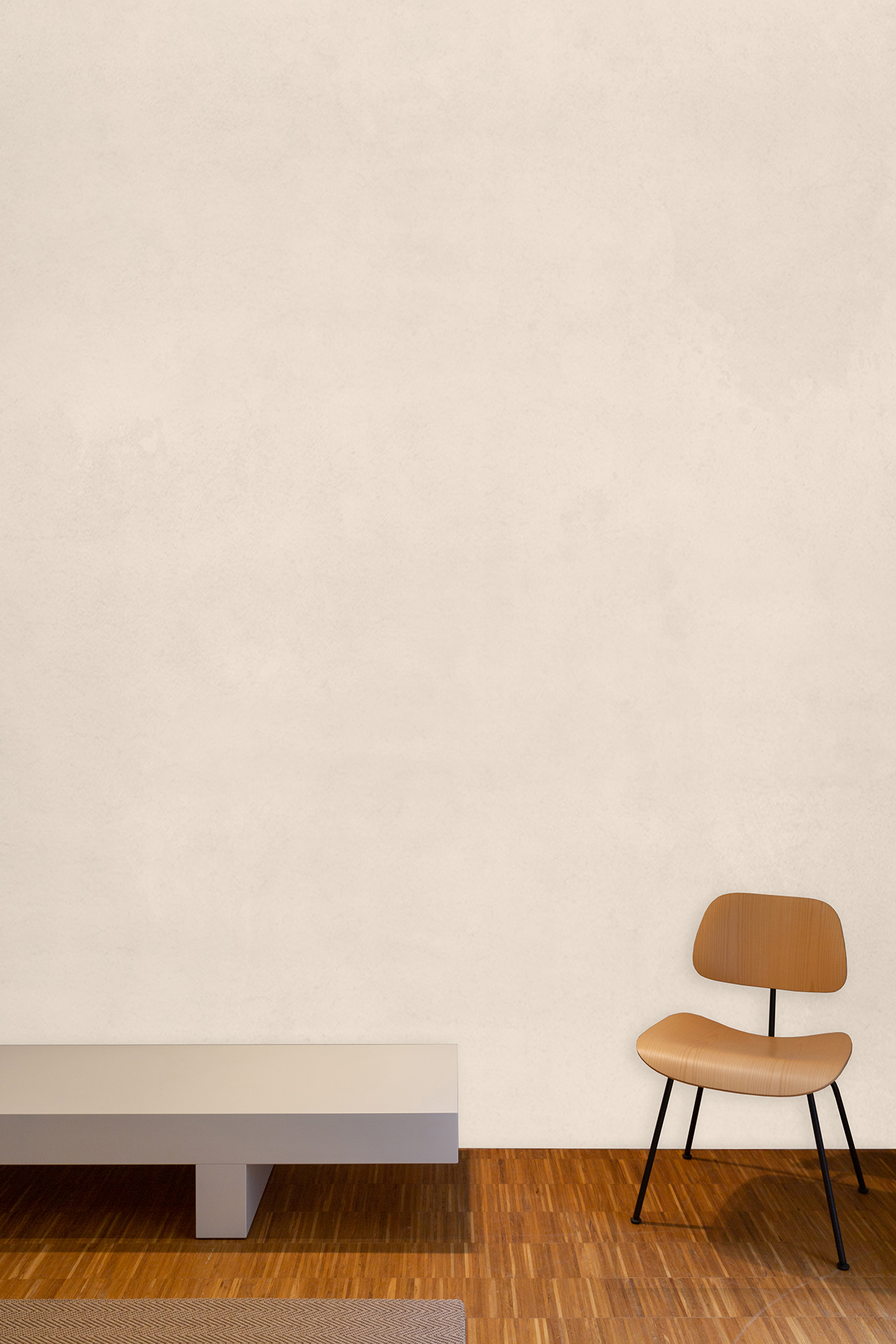 Staande afbeelding Witte wand met houten stoel