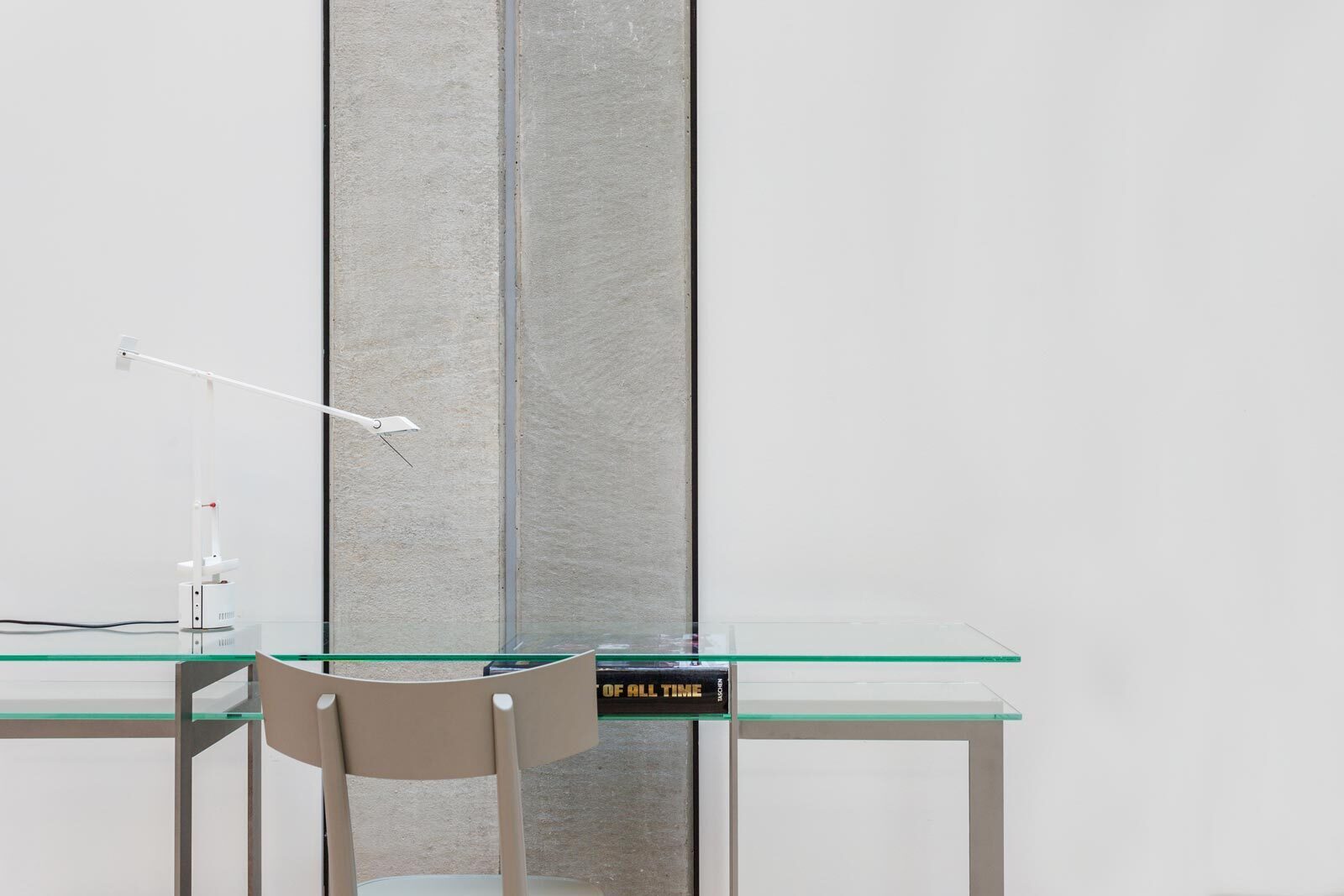 Wit en stalen wand met glazen bureau S