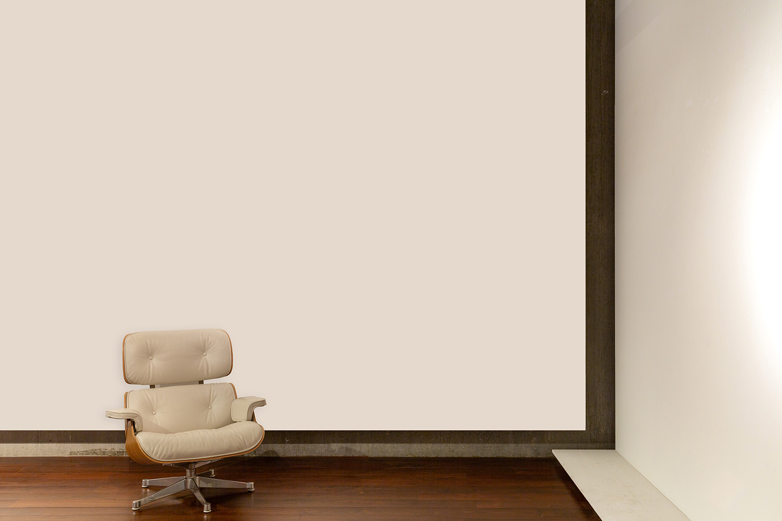 Witte wand hoek met witte fauteuil