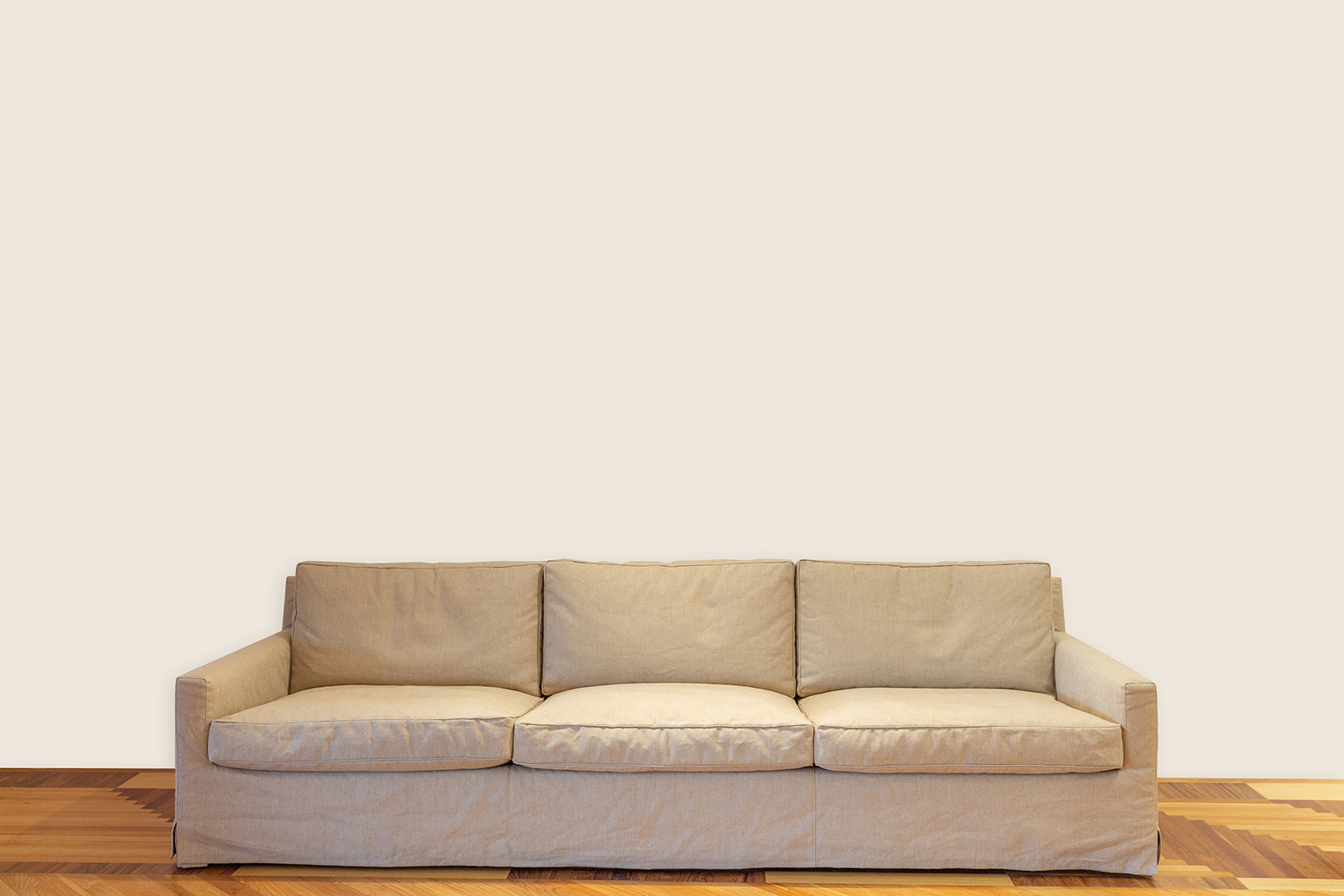 Witte wand met bruine bank M
