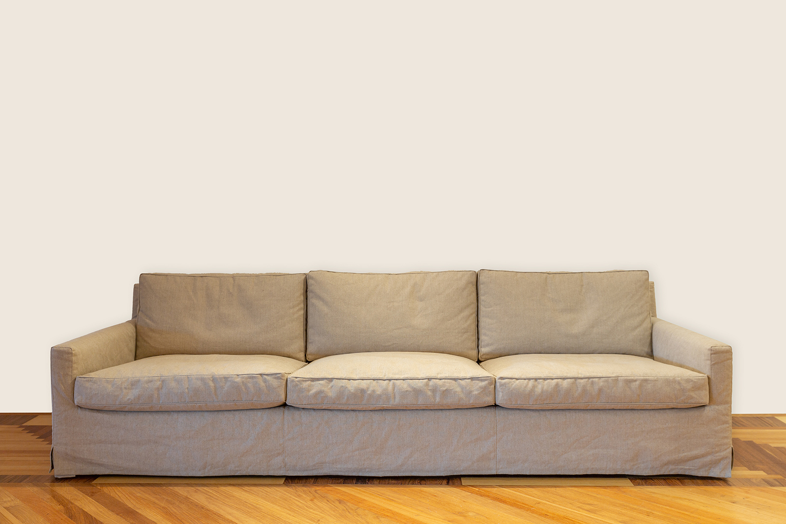 Witte wand met bruine bank S