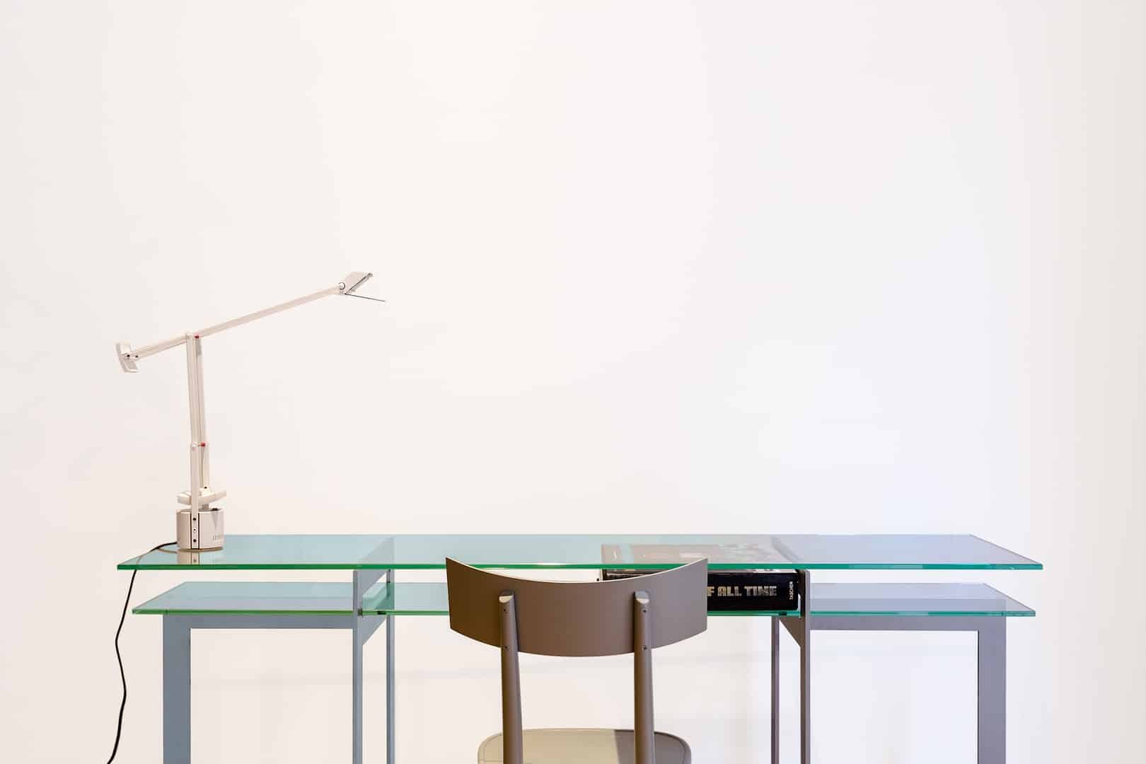 Witte wand met glazen bureau