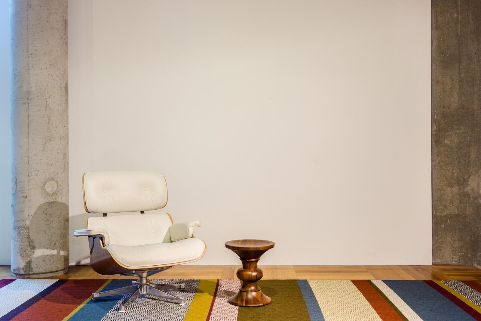 Witte wand met meubulair en tapijt M2