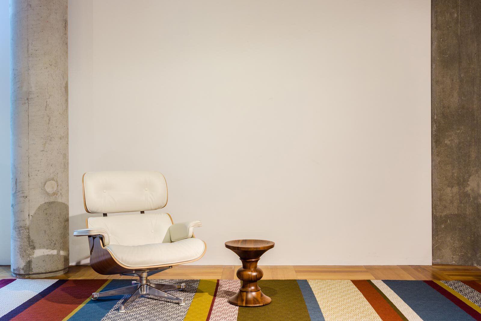 Witte wand met meubulair en tapijt