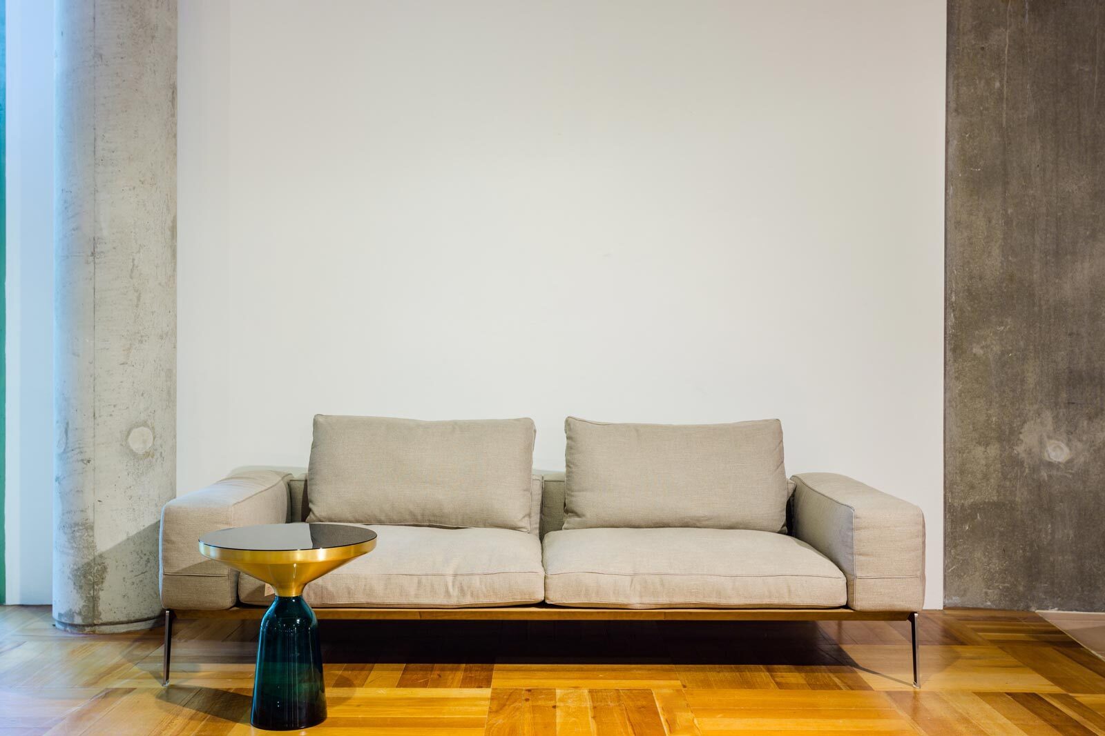 Witte wand met pilaar en meubulair Bewerkt