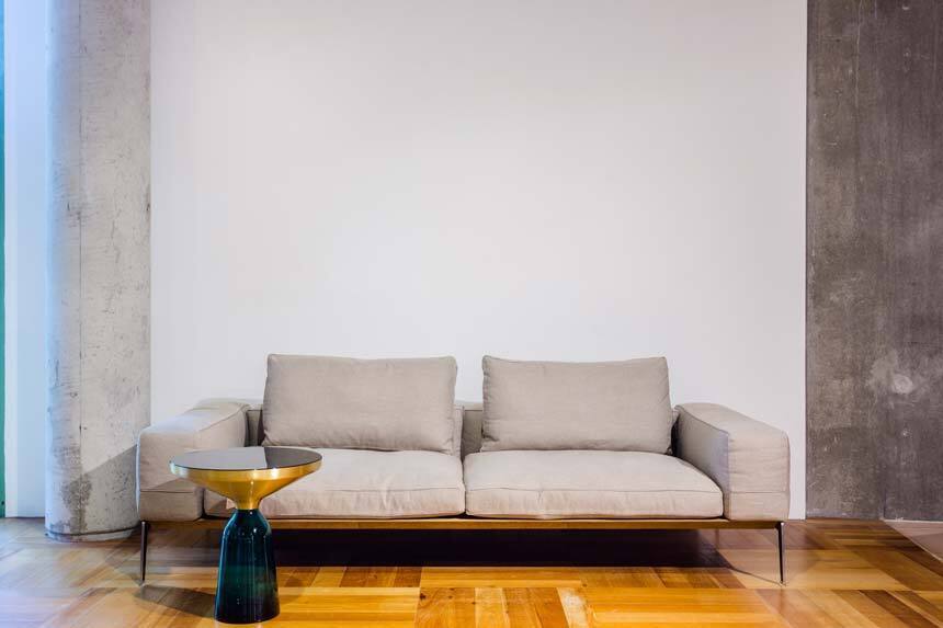 Witte wand met pilaar en meubulair