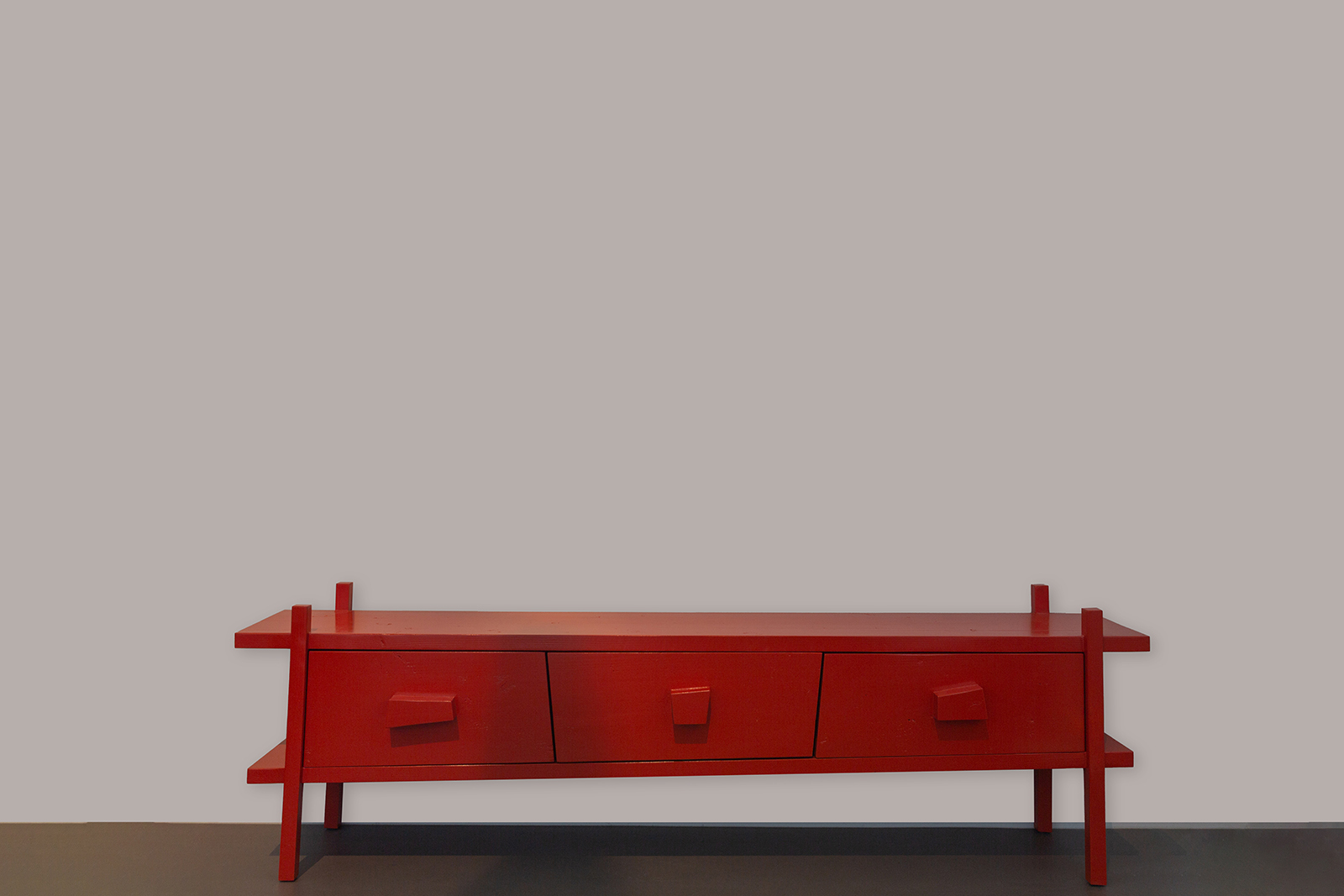 Witte wand met rode bijzettafel