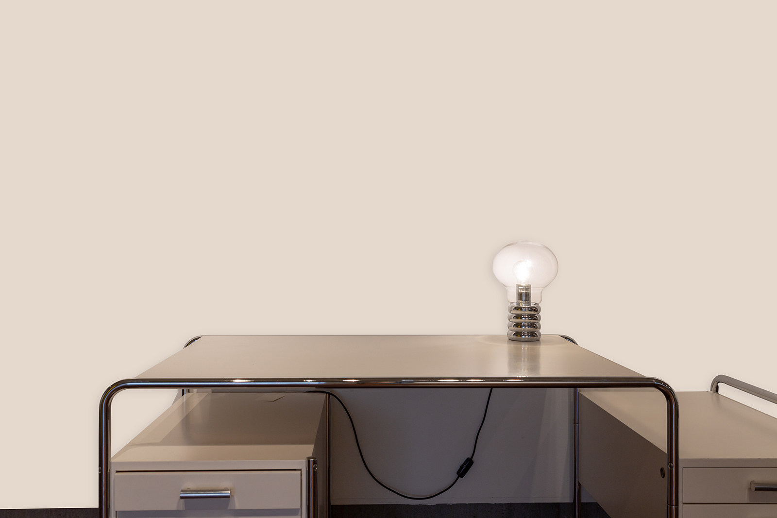 Witte wand met stalen frame bureau M