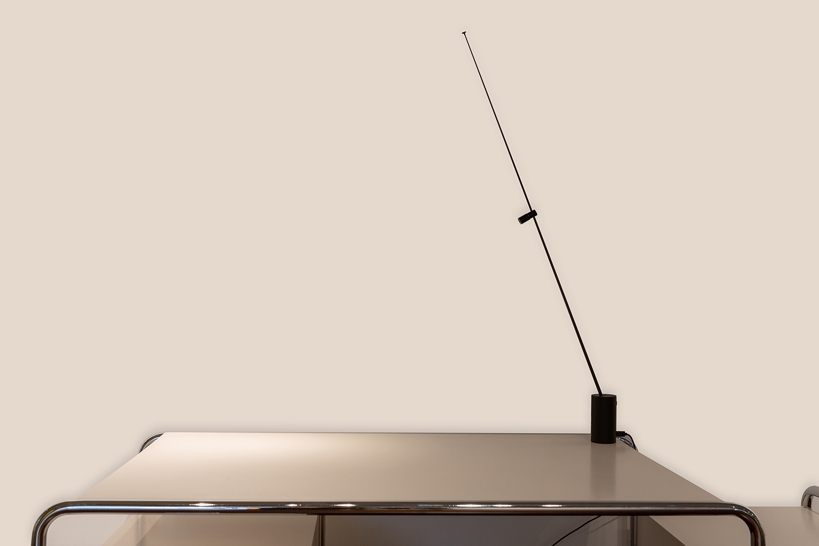 Witte wand met stalen frame bureau S