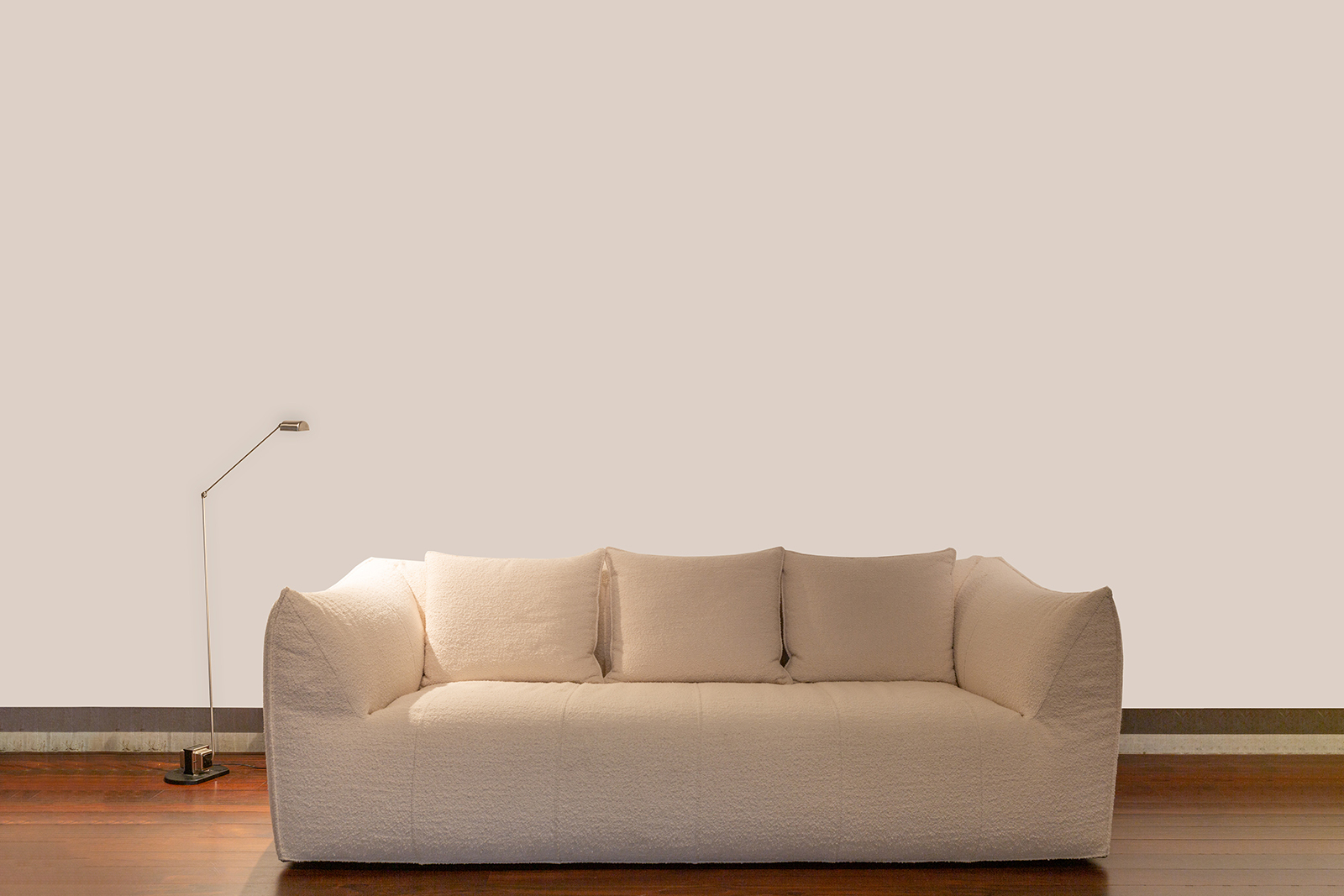Witte wand met witte bank en staande lamp