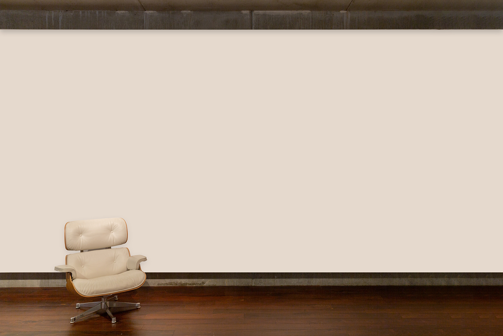 Witte wand met witte fauteuil