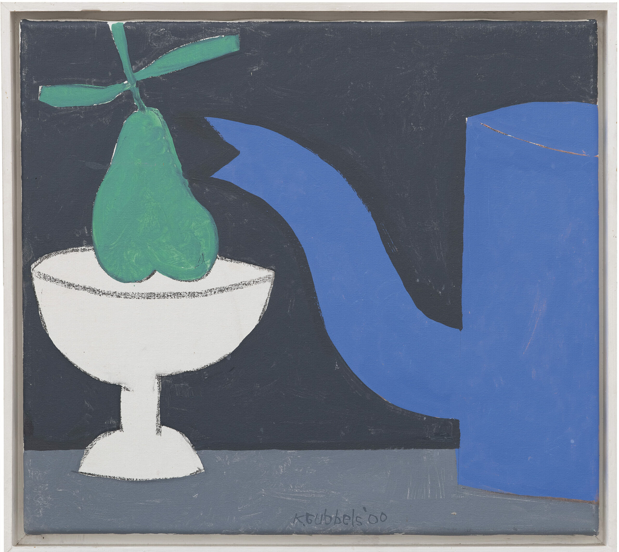 Klaas Gubbels: Stilleven met blauwe koffiekan en een groene peer (in lijst)