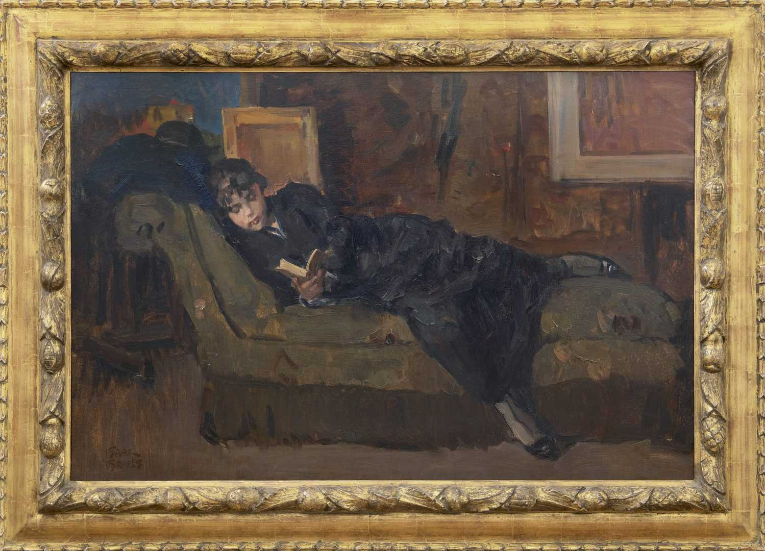 Isaac Israels: Lezend meisje op een sofa (in lijst)