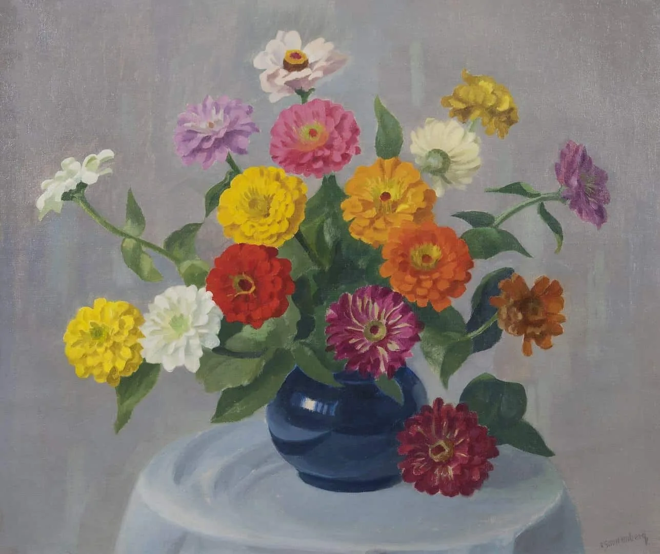 Dirk Smorenberg: Kleurrijke zinnia's in een blauwe vaas