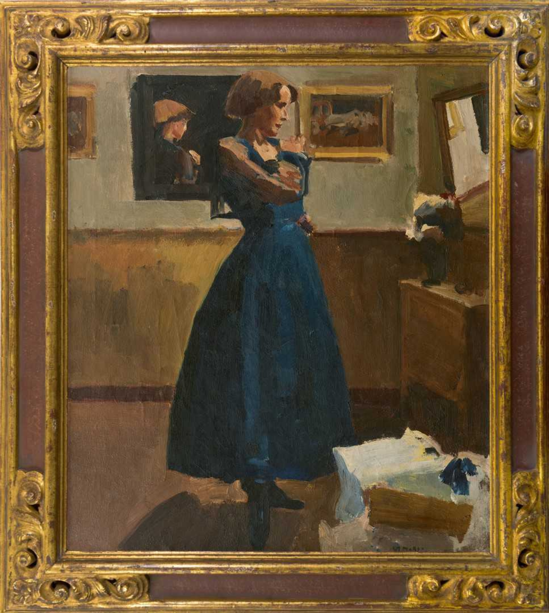 Kees Maks: Vrouw in blauwe jurk staand voor de spiegel (in lijst)