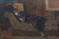 Isaac Israels: Lezend meisje op een sofa