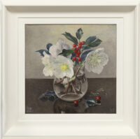 Jan Voerman jr.: Helleborus en hulst in een glazen vaasje (in lijst)