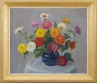 Dirk Smorenberg: Kleurrijke zinnia's in een blauwe vaas (in lijst)