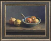 Henk Helmantel: Granaatappels in een houten nap (in lijst)